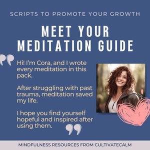 K&ouml;nnte beinhalten: Marineblaue Grafik mit dem Text "SCRIPTS TO PROMOTE YOUR GROWTH" und "MEET YOUR MEDITATION GUIDE". Enth&auml;lt ein Foto einer l&auml;chelnden Frau und den Text "Hi! I'm Cora, and I wrote every meditation in this pack."