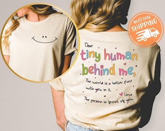 Queridos pequeños humanos detrás de mí - Camiseta para maestra, regalo para la salud mental, estampado en la parte delantera y trasera