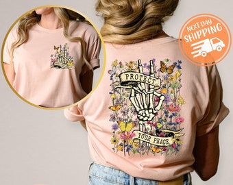 Camiseta con mano de esqueleto "Protege tu paz", camiseta vintage con flores para la salud mental.