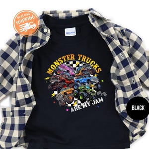 Puede incluir: Camiseta negra con un gr&aacute;fico colorido de monster trucks. El dise&ntilde;o incluye el texto "MONSTER TRUCKS ARE MY JAM" en amarillo y blanco. Una camisa a cuadros azul y blanca est&aacute; superpuesta.