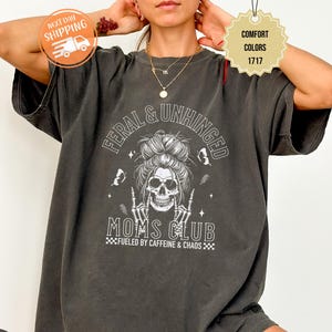 Komfort Farben wilde Unhinged Moms Club Shirt, lustiges Schädel Kaffee Mama Geschenk Bild 1