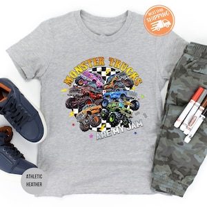 Puede incluir: Una camiseta gris jaspeado con un gr&aacute;fico colorido de monster trucks. El texto "MONSTER TRUCKS ARE MY JAM" est&aacute; impreso en la camiseta. La imagen tambi&eacute;n incluye zapatillas azules y pantalones de camuflaje.