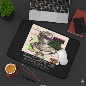 Puede incluir: Una alfombrilla de escritorio rectangular negra con un gráfico de un busto griego clásico con una visera morada, un perro pequeño con una visera morada, código digital verde y el texto "REALITY IS BUFFERING" junto a "Error 404: Chill vibes not found. Please reconnect to nature or restart your anxiety."