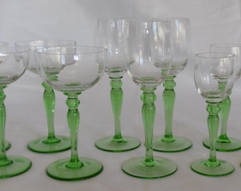 Copas de champán, whisky y licor con tallo verde (11 unidades) - década de 1930