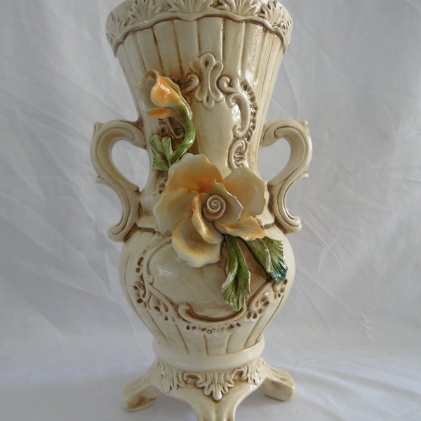 Grand vase Capodimonte de style baroque avec appliques de fleurs années 50