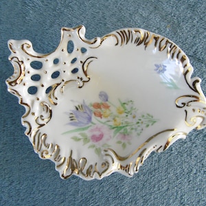 Plato de baratijas irlandés de Dresde de Muller Volkstedt, década de 1990
