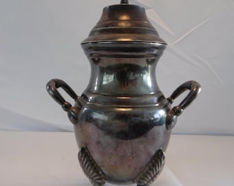 Azucarero francés del siglo XIX, chapado en plata, con tres patas, asas y tapa decorativa.