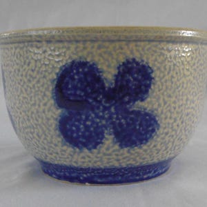 Tigela pequena de grés azul com esmalte salino e manchas bege, década de 1950 - Alemanha Ocidental