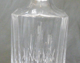 Elegante decantador cuadrado de cristal tallado para whisky, década de 1930.