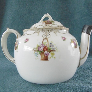 Rare beautiful Royal Doulton Teapot 1900s