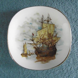 Weatherby, Hanley, Royal Falcon Ware Plate decorative plate 1930s
