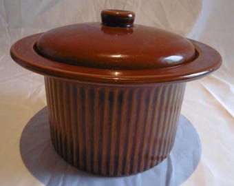Cazuela rústica acanalada con tapa, años 60