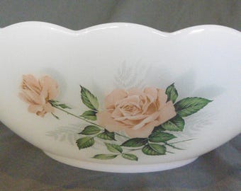 アルコパル・フランス製、乳白色ガラスのスカラップエッジボウル、バラ模様入り