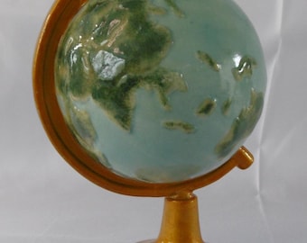 Adorno de globo terráqueo de mayólica de la década de 1920