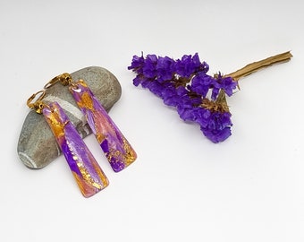 Coppia di orecchini in argilla polimerica viola con tracce di foglia d'oro d'imitazione fatti a mano