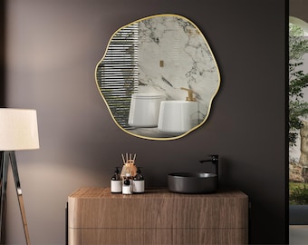 Organiczne nieregularne lustro ścienne, asymetryczne lustro, nowoczesne lustro toaletkowe, lustro w złotej ramie, minimalistyczny wystrój ścienny, estetyczne lustro