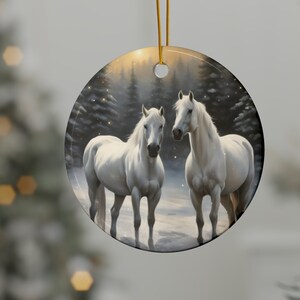 Ornamento natalizio in ceramica con bellissimi cavalli bianchi, stravagante paese delle meraviglie equino, regalo di Natale perfetto per gli amanti dei cavalli