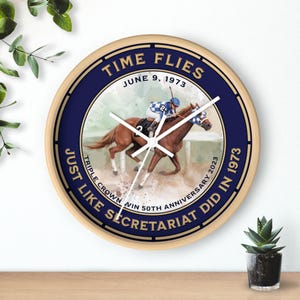 "50th Jubiläumsuhr ""Secretariat"": Triple Crown Winner mit Holzrahmen."