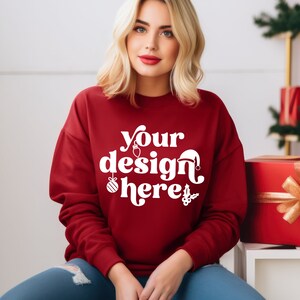 Christmas Cardinal Red Gildan 18000 Mockup | Holiday Crewneck Print On Demand Sweatshirt Mockup | Blondes Model | Sofortiger digitaler Download