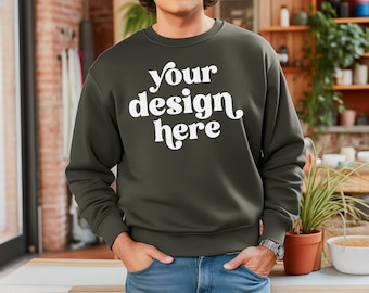 Modèle masculin Gildan 18000 Sweatshirt Maquette | Sweat-shirt Crewneck vert militaire unisexe pour hommes | Maquette de style de vie | Téléchargement numérique instantané