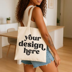 トートバッグ モックアップ | Printify コットンキャンバス ナチュラル トートバッグ モックアップ | 黒人女性モデル | Canva Etsy リスティング モックアップ | デジタルダウンロード
