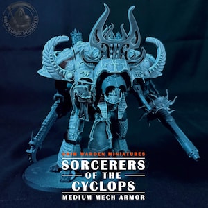 Może przedstawiać: Szara miniaturowa figurka pancerza mechanicznego z ozdobnym nakryciem głowy z zakrzywionymi rogami, symbolem ankh i motywami inspirowanymi Egiptem. Figurka trzyma broń z długą lufą i ramię z ostrzem, z napisem GRIM WARDEN MINIATURES SORCERERS OF THE CYCLOPS MEDIUM MECH ARMOR.