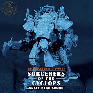 Può includere: Una miniatura grigia non dipinta di un'armatura mech bipede con testa di rettile, spallacci decorati e una grande arma a lama a catena. Il testo sull'immagine recita: GRIM WARDEN MINIATURES SORCERERS OF THE CYCLOPS SMALL MECH ARMOR.
