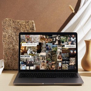 Può includere: Un laptop mostra un collage di immagini con le parole "a year full of blessings", "discipline" e "consistency". Il laptop è su una superficie chiara, accanto a una pietra strutturata e due vasi beige. Un panno bianco è drappeggiato sullo sfondo.