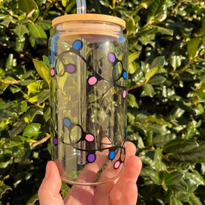 Vaso con luz navideña del orgullo