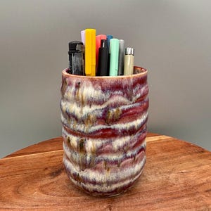 Jarrón de cerámica con burbujas hecho a mano: porta pinceles con un original diseño esmaltado morado.