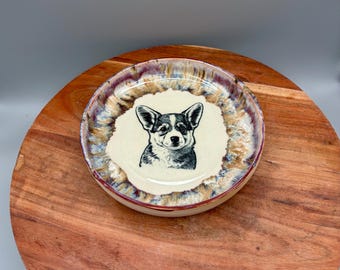 Plato de cerámica Pembroke Corgi hecho a mano: cuenco para perros con esmalte morado, marrón y dorado.
