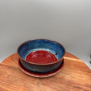 Maceta de cerámica hecha a mano con platillo de drenaje incorporado: Esmalte rojo, azul y dorado.