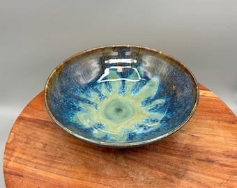 手作りの陶器ボウル：アクアブルーとティールグリーンの流れ釉薬 - キッチン装飾