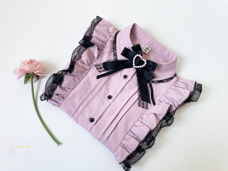 close view of a cute pink jirai kei blouse ruffle with lace details buttoned and bow with heart bead, jirai kei fashion, jirai kei clothes, j-fashion, jfashion, japanese fashion, ryousangata, casual lolita, yami kawaii, gift idea for her girlfriend