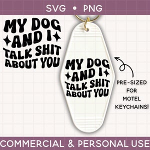 以下が含まれることがあります： 白いモテルのキータグに、黒い文字で「My Dog And I Talk Shit About You」と書かれています。キータグは、モテルのキーチェーン用に事前にサイズ調整されています。