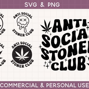 Könnte beinhalten: Schwarzweißes Grafikdesign mit dem Text "Anti Social Stoner Club" in einer Retro-Schriftart. Das Design enthält ein Marihuanablatt, ein Smiley mit gekreuzten Augen und ein tropfendes Smiley.
