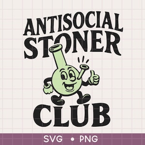 Peut inclure: Illustration de style cartoon représentant un personnage de bang vert souriant avec un pouce levé. Le texte au-dessus indique "ANTISOCIAL STONER" et en dessous "CLUB" en lettres noires grasses. Le fond est un quadrillage beige clair.