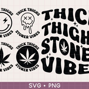Puede incluir: Diseño gráfico en blanco y negro con el texto "Thick Thighs Stoner Vibes" en una fuente retro. El diseño presenta cuatro diseños circulares con diferentes imágenes, incluyendo una cara sonriente, una cara goteando con X para los ojos y dos hojas de marihuana.