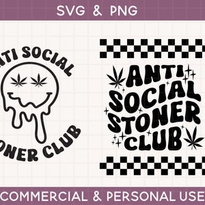 Puede incluir: Diseño gráfico en blanco y negro con el texto "Anti Social Stoner Club" en una fuente retro. El diseño presenta una cara sonriente con ojos que gotean y una hoja de marihuana en cada ojo. El texto está rodeado de un patrón a cuadros.