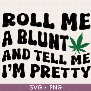 Puede incluir: Diseño digital con el texto negro "ROLL ME A BLUNT AND TELL ME I'M PRETTY" y una hoja de cannabis verde. Ideal para una camiseta o impresión.