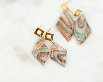 Pendiente colgante con forma de diamante, hecho a mano, inspirado en geoda de arcilla polimérica.