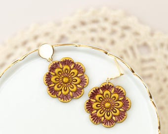Pendientes florales de arcilla polimérica hechos a mano – Pendientes colgantes estilo boho con detalles dorados