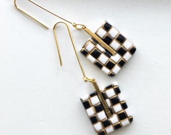 Pendientes de arcilla polimérica hechos a mano con diseño de tablero de ajedrez en blanco y negro, pendientes llamativos con diseño geométrico moderno y colgantes dorados.