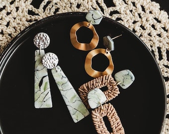 Pendientes minimalistas modernos de arcilla polimérica con diseño de mármol neutro: joyería artesanal con un toque llamativo.