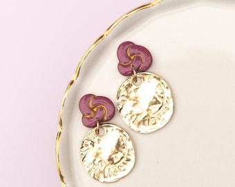 Pendientes colgantes con nudo hechos a mano: coloridas joyas de arcilla polimérica con accesorios dorados.