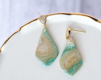 Pendientes de arcilla polimérica de ágata azul océano: una declaración dorada con glamour costero