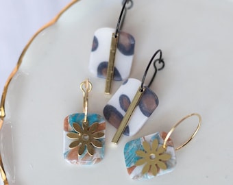 Pendientes de aro de arcilla polimérica hechos a mano con delicado dije de vaquera bohemio y estampado de leopardo