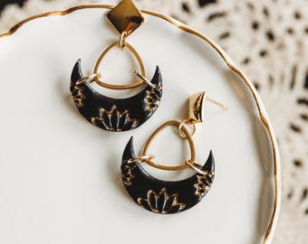 Pendientes de luna creciente y loto: joyería llamativa hecha a mano en arcilla polimérica