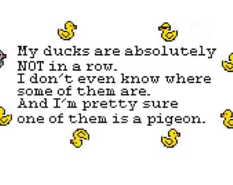 Puede incluir: Imagen pixelada con el texto "Mis patos no están absolutamente en fila. Ni siquiera sé dónde están algunos de ellos. Y estoy bastante seguro de que uno de ellos es una paloma." Patos amarillos y un pato gris.