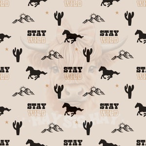 Könnte beinhalten: Ein nahtloses Muster mit einer braunen Highland-Kuh mit einer schwarzen Silhouette eines galoppierenden Pferdes, einem Kaktus, einer Bergkette mit einer Sonne und dem Text "Stay Wild".